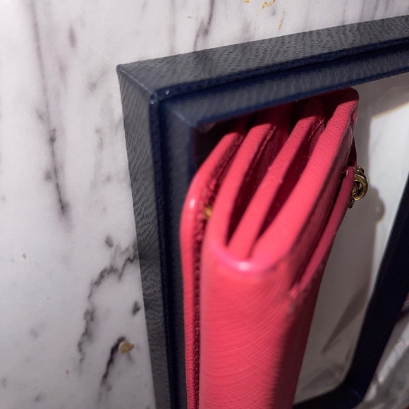 Prada Saffiano wallet 100% Authentic excellent condition comes with box - Picture 12 of 15